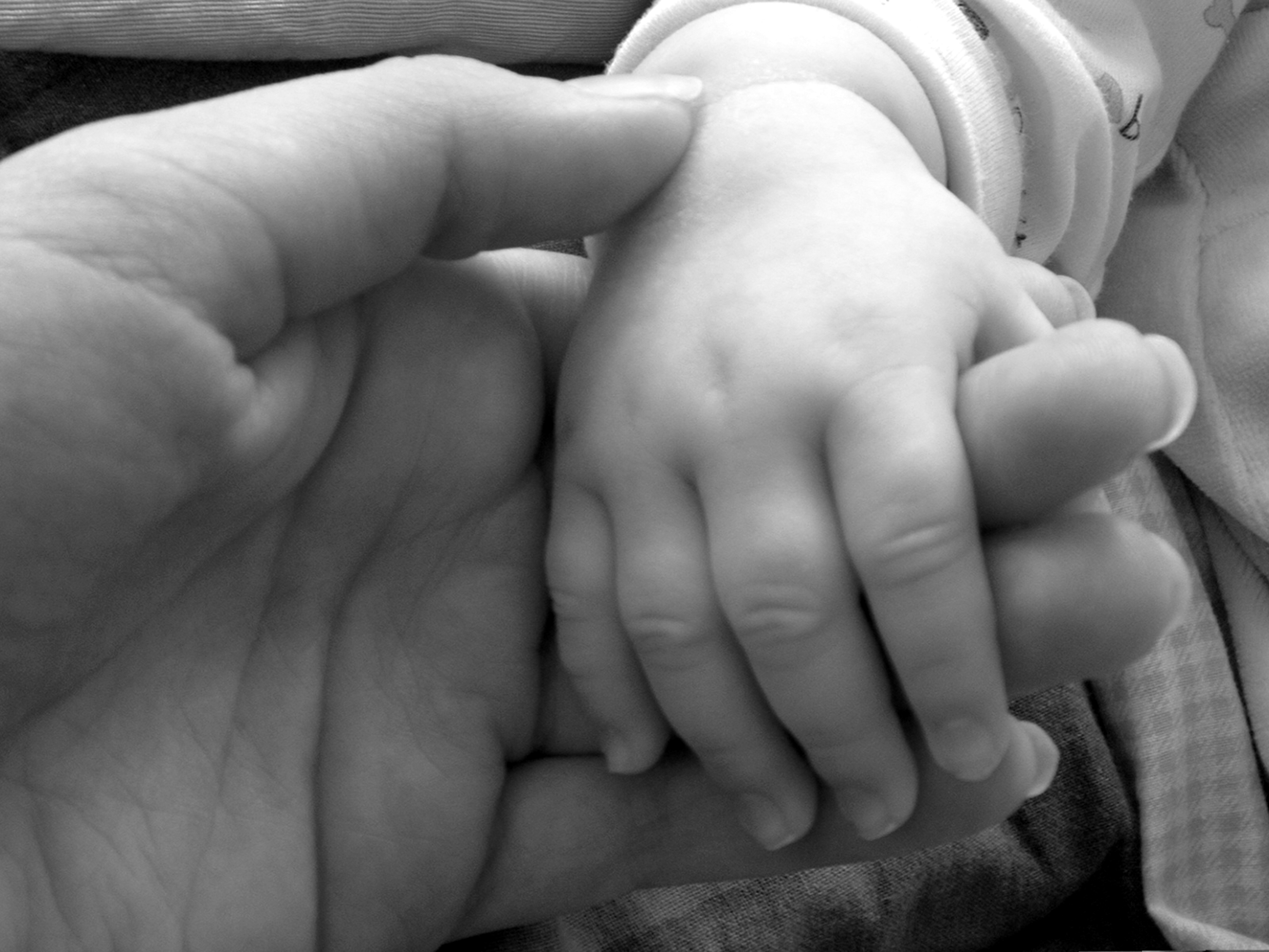 Новорожденный без мамы. Ребенок на руках. Мать с ребёнком на руках. Новорожденный на руках. Младенец на руках.